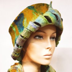 Set van een hoed en een shawl. met zijden stof erin verwerkt.