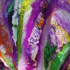 detailfoto van een shawl bewerkt met een zijde chiffon met glansaccenten.